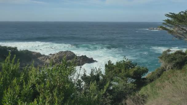 Majestic Big Sur pobřeží vlny havárie na útesu skály v Californias Highway 1 scénický pohon — Stock video