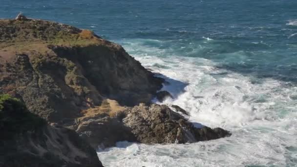 Majestosas ondas da costa de Big Sur batendo nas rochas do penhasco na Californias Highway 1 unidade cênica — Vídeo de Stock