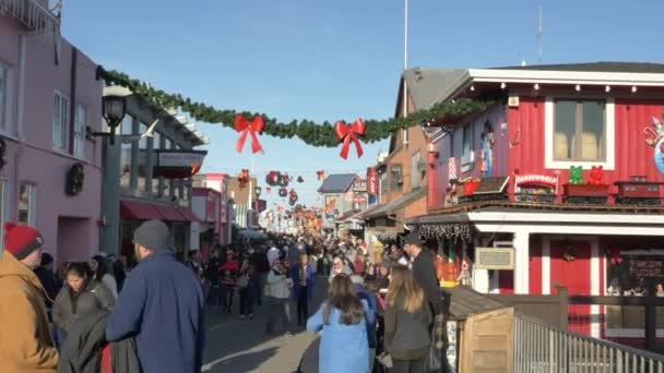 Weihnachten in Kalifornien Dekoration Fishermans Warf in Monterey, Menschen gehen glücklich — Stockvideo