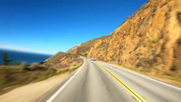 Conducir en el borde en la pintoresca carretera Big Sur California Cabrillo carretera 1 costa, pov volver al sur — Vídeo de stock