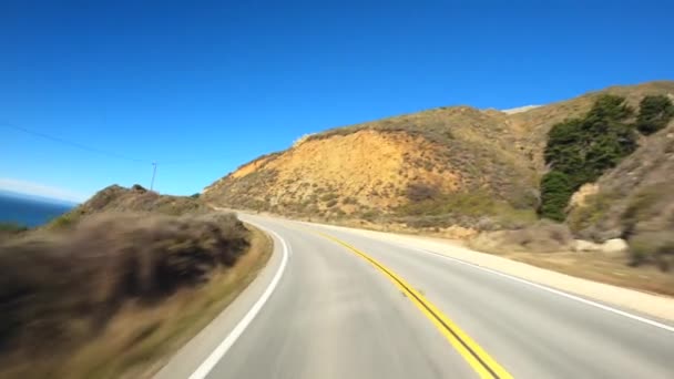 Conducir en el borde en la pintoresca carretera Big Sur California Cabrillo carretera 1 costa, pov volver al sur — Vídeo de stock