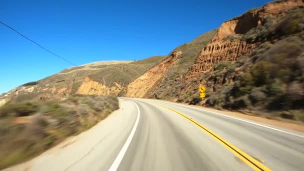 Kör på kanten i natursköna Big Sur Kalifornien Cabrillo Highway 1 kust väg, pov tillbaka söderut — Stockvideo