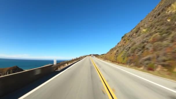 Rijden aan de rand in het schilderachtige Big Sur California Cabrillo Highway 1 kustweg, pov terug naar het zuiden — Stockvideo