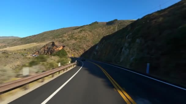 Guidare sul bordo della panoramica Big Sur California Cabrillo Highway 1 strada costiera, punto di vista a sud — Video Stock