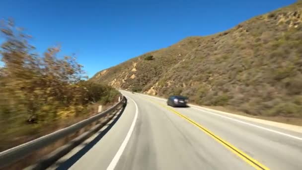 Vezetés a szélén festői Big Sur California Cabrillo Highway 1 parti út, Pov vissza délre — Stock videók