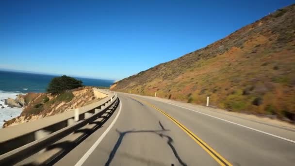 Dirigir na borda no cênico Big Sur Califórnia Cabrillo Highway 1 estrada costeira, pontos de vista para o sul — Vídeo de Stock