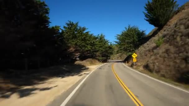 風光明媚なビッグサー・カリフォルニア・カバリロ・ハイウェイ1号線海岸沿いの道路を端から南へ運転する。 — ストック動画