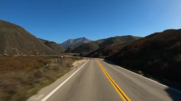 Dirigir na borda no cênico Big Sur Califórnia Cabrillo Highway 1 estrada costeira, pontos de vista para o sul — Vídeo de Stock