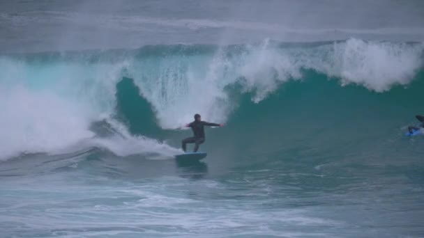 Мужчины занимаются серфингом в Тихом океане — стоковое видео