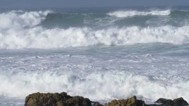 Big Sur State Park schilderachtig landschap met gigantische golven — Stockvideo