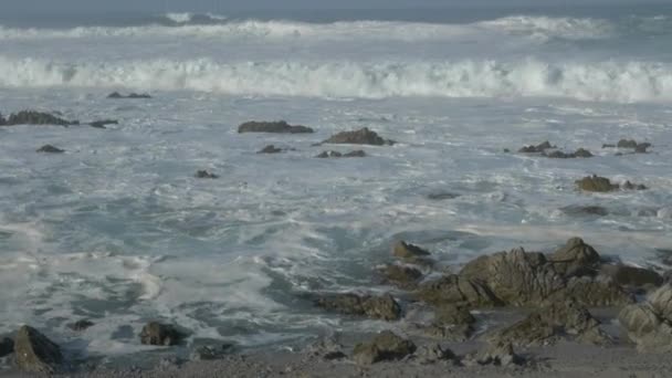 Maré Tempestade toneladas de água no Big Sur State Park paisagem cênica com ondas gigantes com respingo — Vídeo de Stock