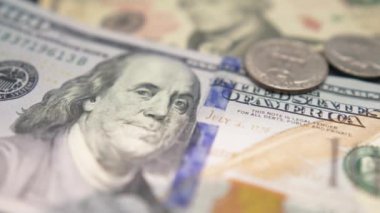 Dolar banknotları. Nakit para banknotları ve bozuk paralar. Franklinlerin yüz dokusu. Finans ve yatırım konsepti. Yakın plan çekim. 100 USD 'lik döviz değişimi. ABD 'nin zengin iş ekonomisi