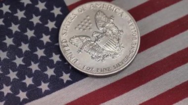 Gümüş dolar ve Amerikan bayrağı nakit para ve bozukluklar. Finans ve yatırım konsepti. Yakın plan çekim. 100 USD 'lik döviz değişimi. ABD 'nin zengin iş ekonomisi