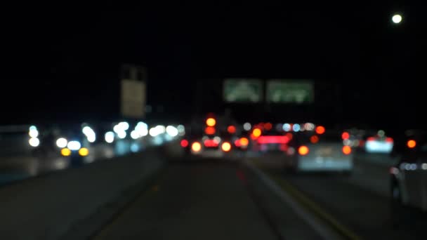 Ночное движение на размытом фоне: много медленно движущихся машин — стоковое видео