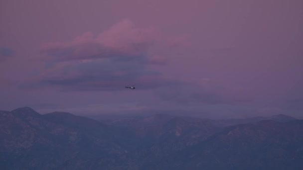 Поліційний вертоліт літає повільно в районі каньйону Топанга (Каліфорнія). — стокове відео