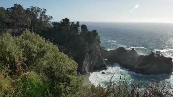 Berühmter Wasserfall Big Sur Highway nr 1 an der Westküste Kaliforniens — Stockvideo