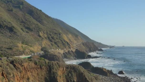 Autos fahren langsam auf dem Big Sur Highway nr 1 an der Westküste Kaliforniens — Stockvideo