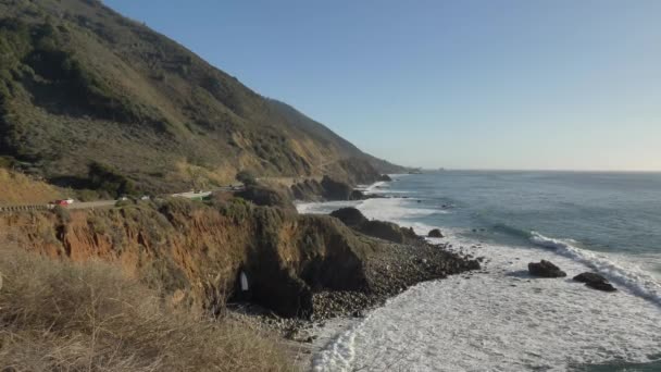 Road cliffs boat in Big Sur Highway nr 1 California West Coast — Stock video
