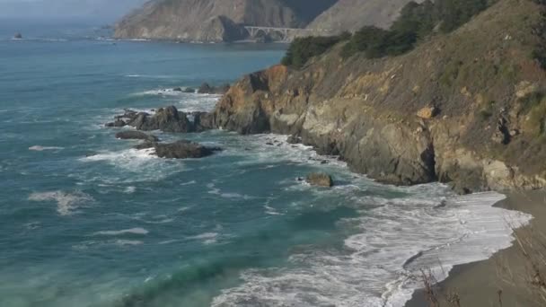 Inclinado hacia abajo desde el puente a las olas Big Sur Highway nr 1 California West Coast — Vídeo de stock