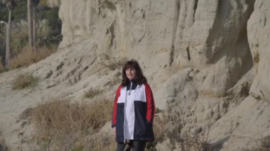 Calafia Park San Clemente California 'da yürüyen aktif kıdemli kadın 01.01.2020