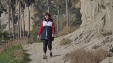 Calafia Park San Clemente California 'da yürüyen aktif kıdemli kadın 01.01.2020