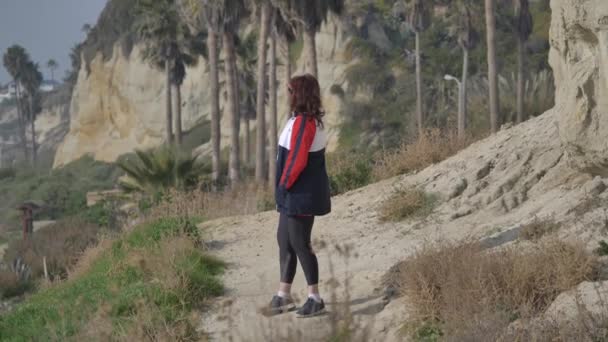 Active Femme âgée marchant sur le sentier piétonnier Calafia Park San Clemente Californie 01.01.2020 — Video