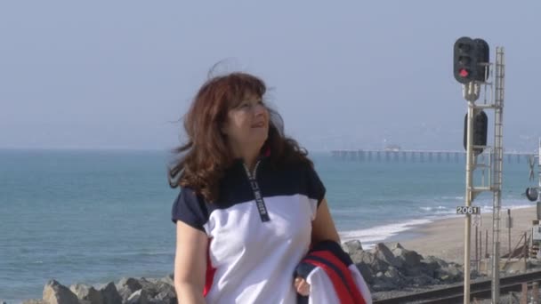 Calafia Park San Clemente California 'da yürüyen aktif kıdemli kadın 01.01.2020 — Stok video