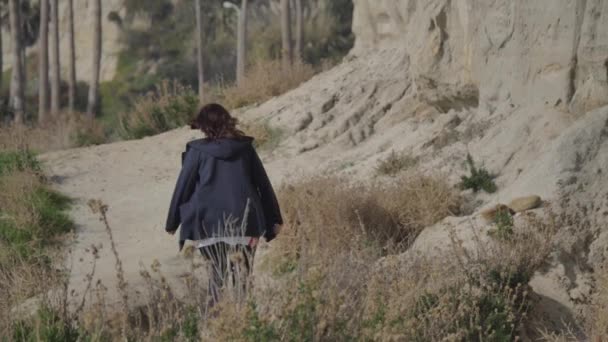 Femme âgée active marchant sur le sentier piétonnier Calafia Park San Clemente Californie — Video