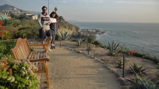 Laguna Beach Oteli Spa Resort Montage 'daki çift. Kaliforniya Ocak 2020 — Stok video