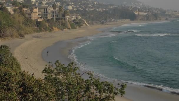 Surfer on the board view from Hotel Luxury Spa Resort Montage Laguna Beach Καλιφόρνια Ιανουάριος 2020 — Αρχείο Βίντεο