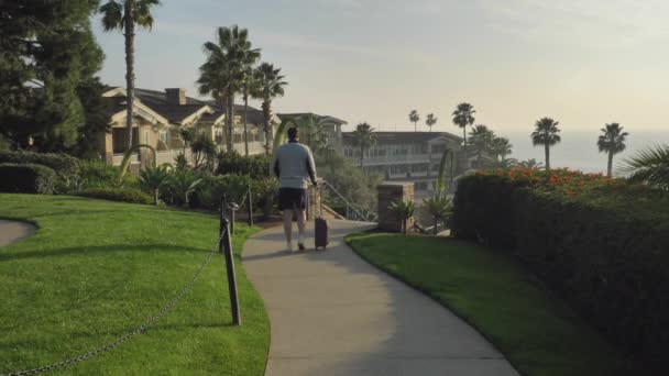 Pareja de personas felices mudándose al Hotel Luxury Spa Resort Montage Laguna Beach California Enero 2020 — Vídeo de stock