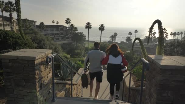 Couple heureux emménageant à l'hôtel Luxury Spa Resort Montage Laguna Beach Californie Janvier 2020 — Video