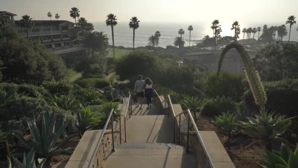 Casal de pessoas felizes se mudando para Hotel Luxury Spa Resort Montage Laguna Beach Califórnia janeiro 2020 — Vídeo de Stock