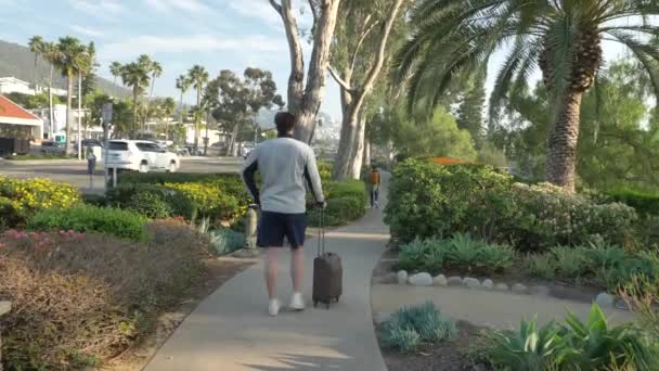 Men with suitcase at Hotel Luxury Spa Resort Montage Laguna Beach California January 2020 — Stock Video