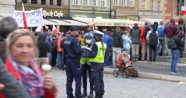 Protesto anti-COVID Lockdown na Europa com a equipe anticonflito da polícia. Woclaw Polónia 10.10.2020 — Vídeo de Stock