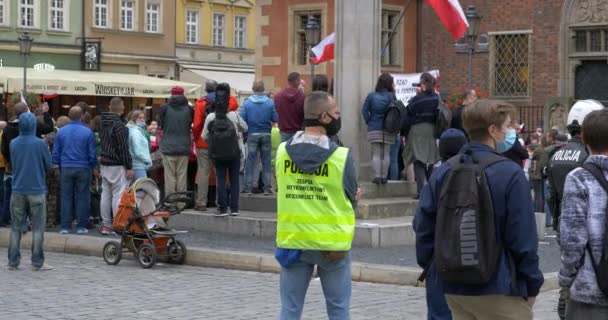 Anti COVID Lockdown protest i Europa med polis Anticonflict team. Woclaw Polen 10.10.2020 — Stockvideo