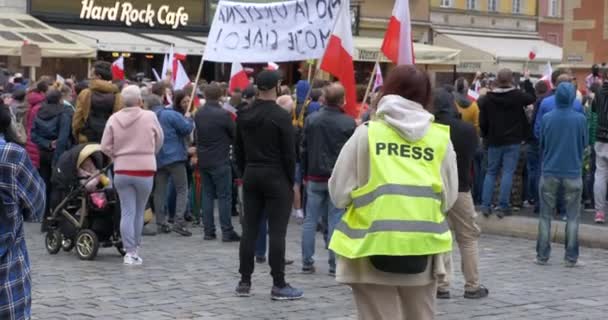 Протест против блокировки COVID в Европе. Воцлав Польша 10.10.2020 — стоковое видео