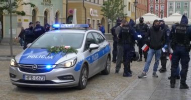 Polis genellikle Avrupa 'daki COVID karşıtı tecrit protestolarına bilet alır. Woclaw Polonya 10.10.2020