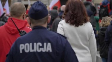Avrupa 'daki Anti-COVID Kilitleme Protestosu' nda mavi insanlar polis memuru. Woclaw Polonya 10.10.2020