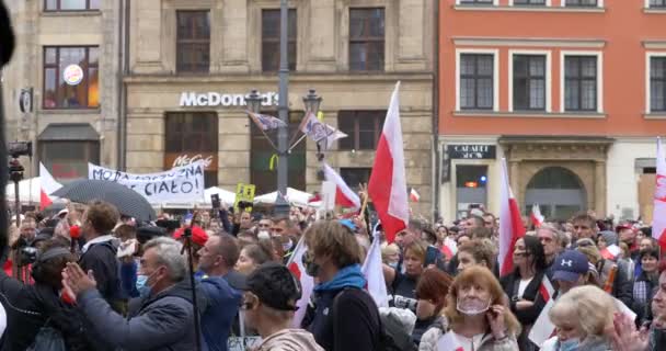 Протест против блокировки COVID в Европе. Воцлав Польша 10.10.2020 — стоковое видео