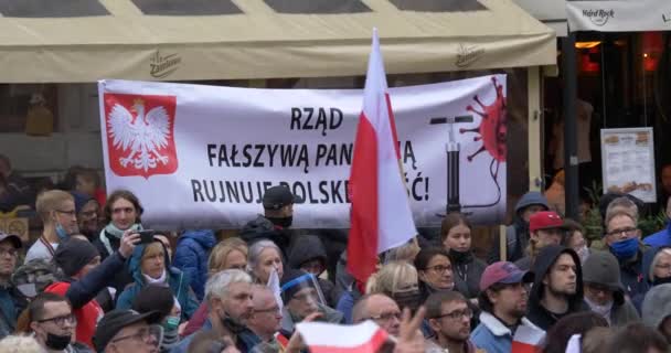 Proteste gegen COVID Lockdown in Europa. Schild sagt: Die Regierung ruiniert Polen mit einer falschen Epidemie. Genug. Woclaw Polen 10.10.2020 — Stockvideo