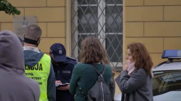 Polisen isusues en biljett på Anti COVID Lockdown protest i Europa. Woclaw Polen 10.10.2020 — Stockvideo