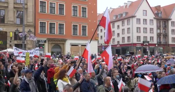 Anti COVID Lockdown protest i Europa, polska medborgare undertecknar hymnen. Woclaw Polen 10.10.2020 — Stockvideo