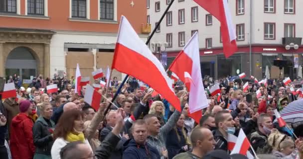 Anti COVID Lockdown protest i Europa, polska medborgare undertecknar hymnen. Woclaw Polen 10.10.2020 — Stockvideo