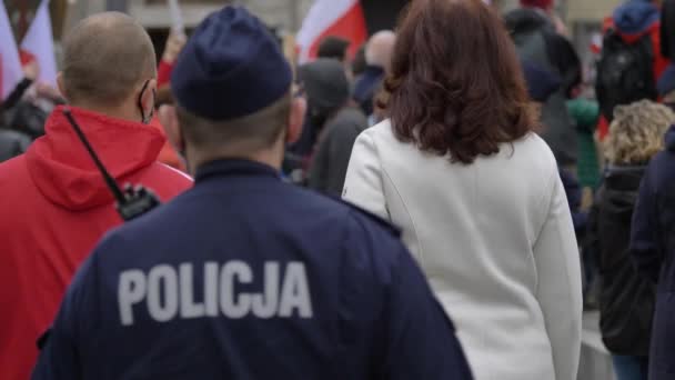 在欧洲，蓝色的警察参加了反暴力侵害妇女行为中心的抗议活动。Woclaw波兰2020年10月10日 — 图库视频影像