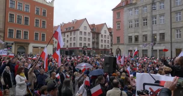 Anti COVID Lockdown protest i Europa, polska medborgare undertecknar hymnen. Woclaw Polen 10.10.2020 — Stockvideo