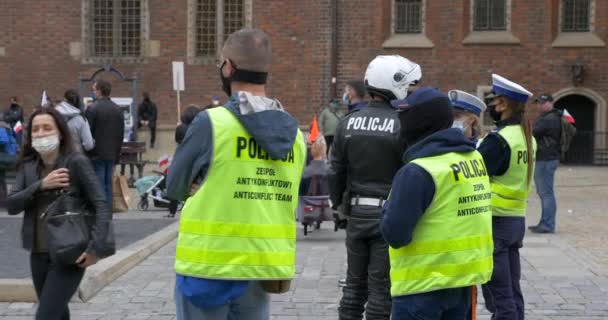 Anti COVID Uzavření protestu v Evropě s policejním týmem Anticonflict. Woclaw Poland 10.10.2020 — Stock video