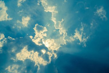 Sıcak ışık mavi bulutlar