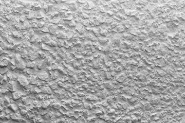 Siyah ve beyaz badanalı beton duvar taşları ile serpiştirilmiş