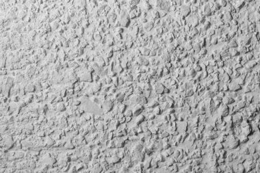 Siyah ve beyaz badanalı beton duvar taşları ile serpiştirilmiş